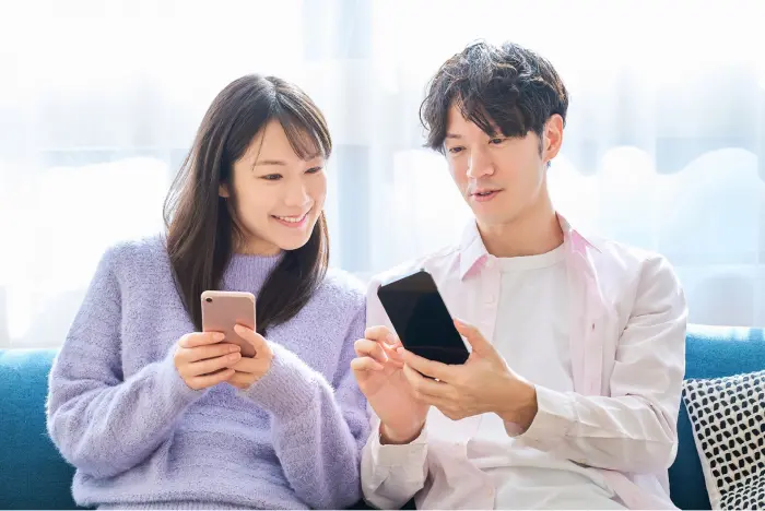 男女スマホを見ている
