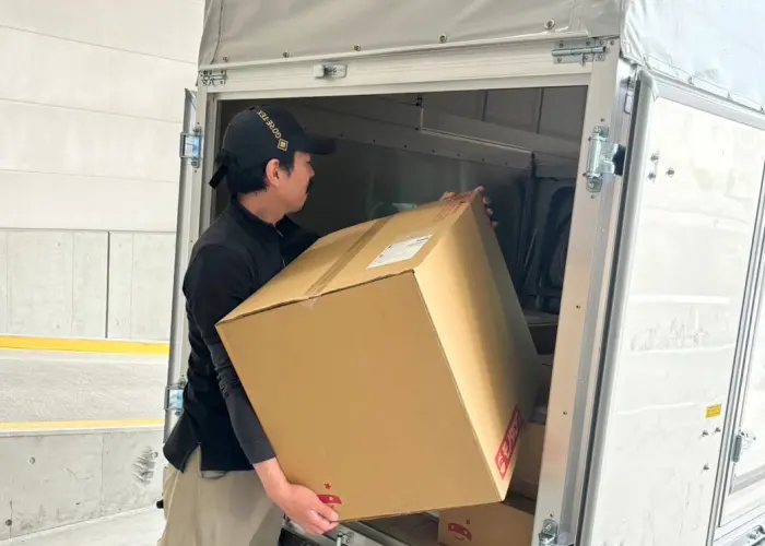 荷物をトラックに積む引越しスタッフ